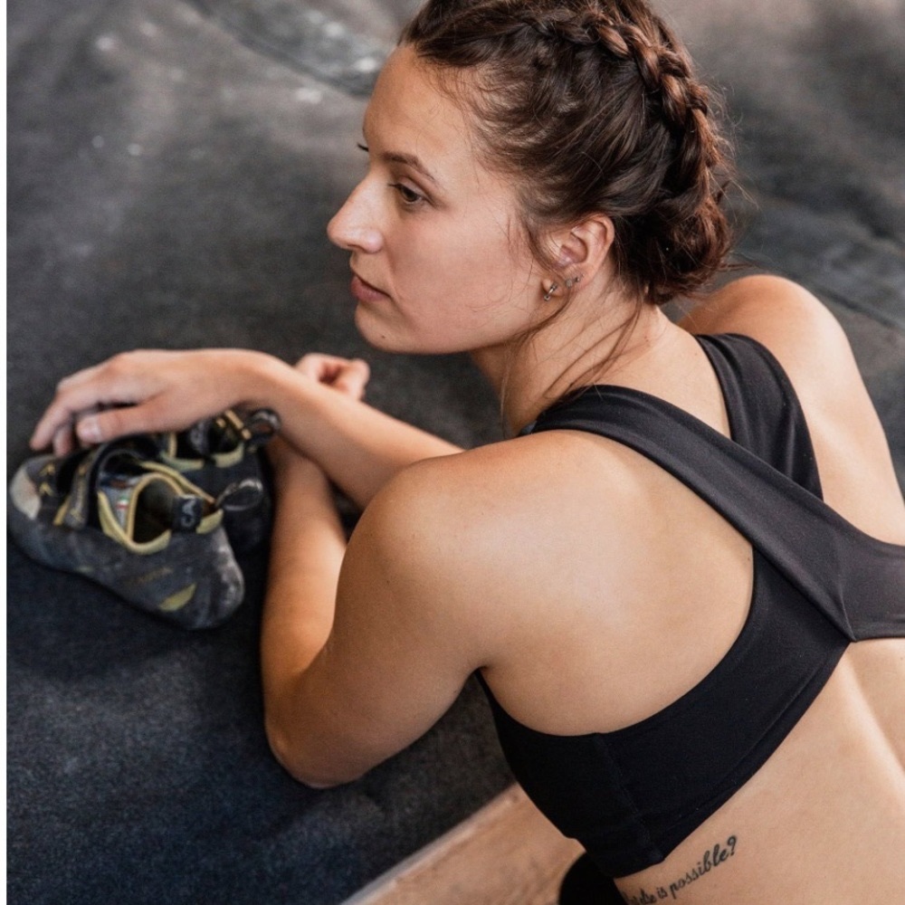 Women’s small north face free motion bra in black.